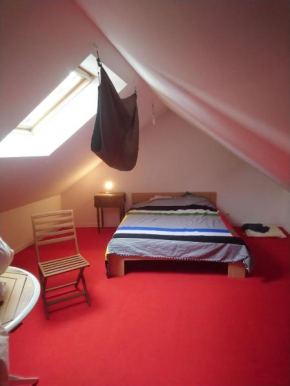 chambre chez l'habitant rouge maison ancienne